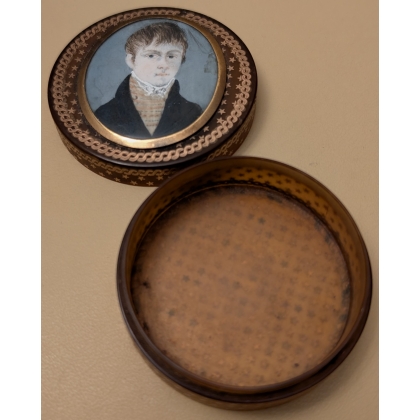 Boite ronde en corne et or avec miniature