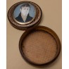 Boite ronde en corne et or avec miniature