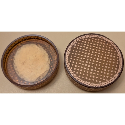 Boite ronde en corne et or avec miniature