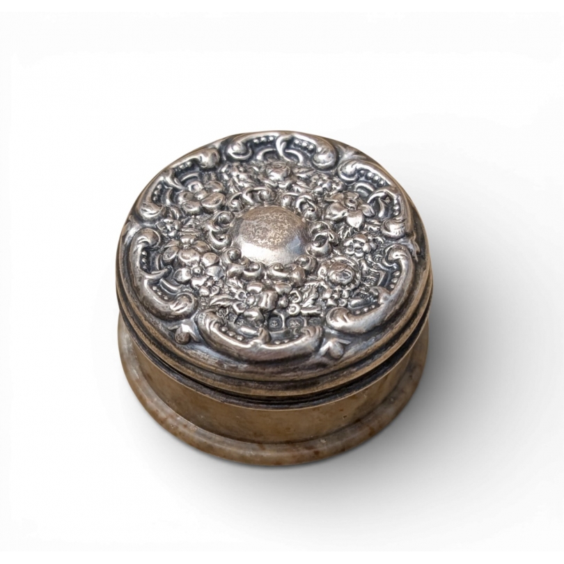 Petite boite ronde en albâtre, couvercle argent