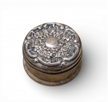 Petite boite ronde en albâtre, couvercle argent