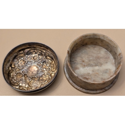 Petite boite ronde en albâtre, couvercle argent
