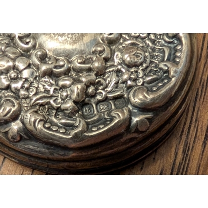 Petite boite ronde en albâtre, couvercle argent