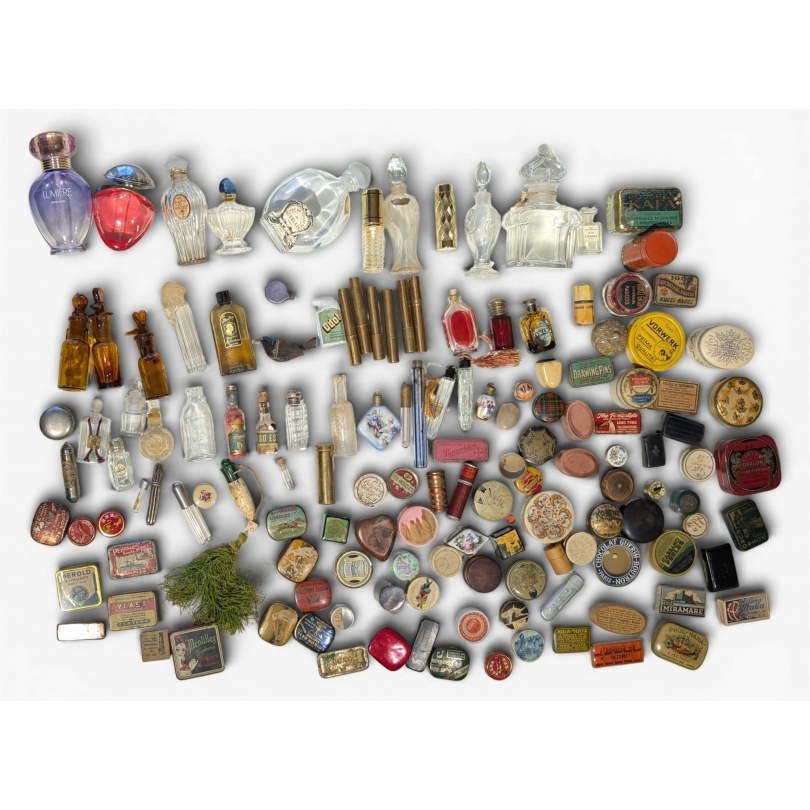 Collection de flacons et de boites vintage