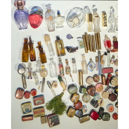 Collection de flacons et de boites vintage