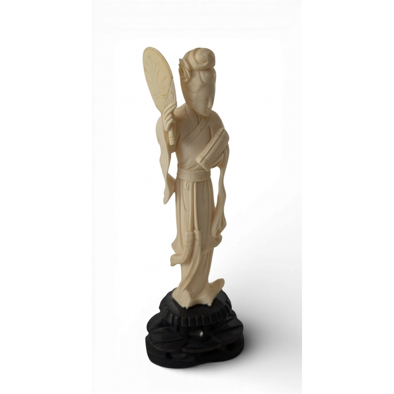 Okimono Femme à l'éventail en ivoire sculpté