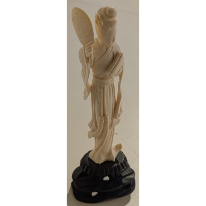 Okimono Femme à l\'éventail en ivoire sculpté