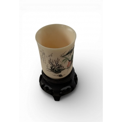 Petit goblet en ivoire sculpté
