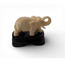 Eléphant en ivoire sculpté