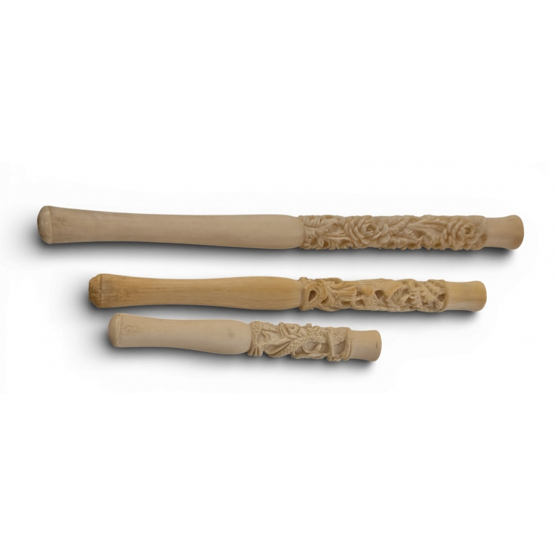 Trois fume-cigarettes en ivoire sculpté