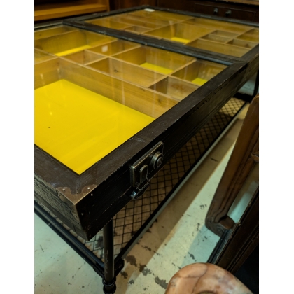 Table basse vitrine industrielle