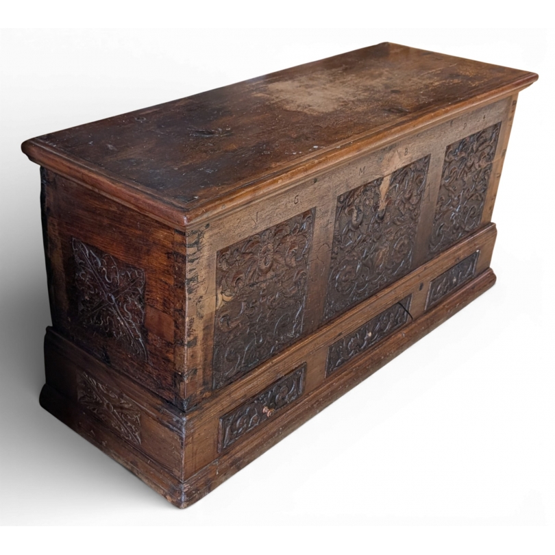 Coffre Renaissance daté 1694