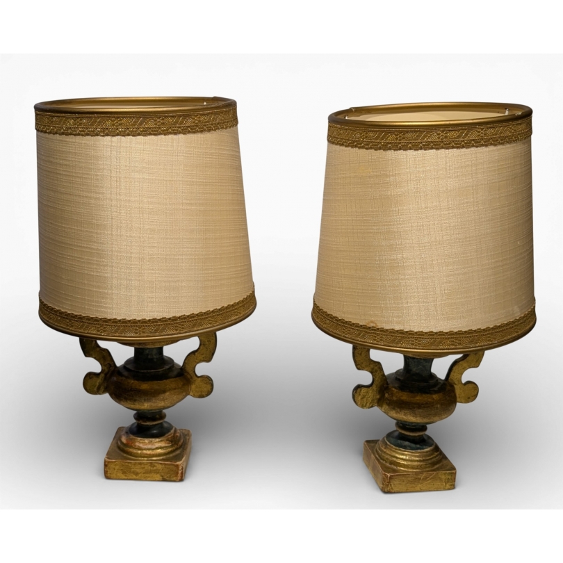 Paire de petites lampes Urne en bois sculpté