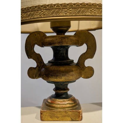 Paire de petites lampes Urne en bois sculpté