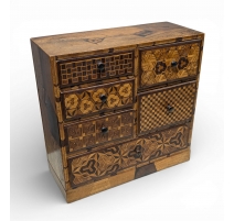 Cabinet miniature Tansu en marquetrie