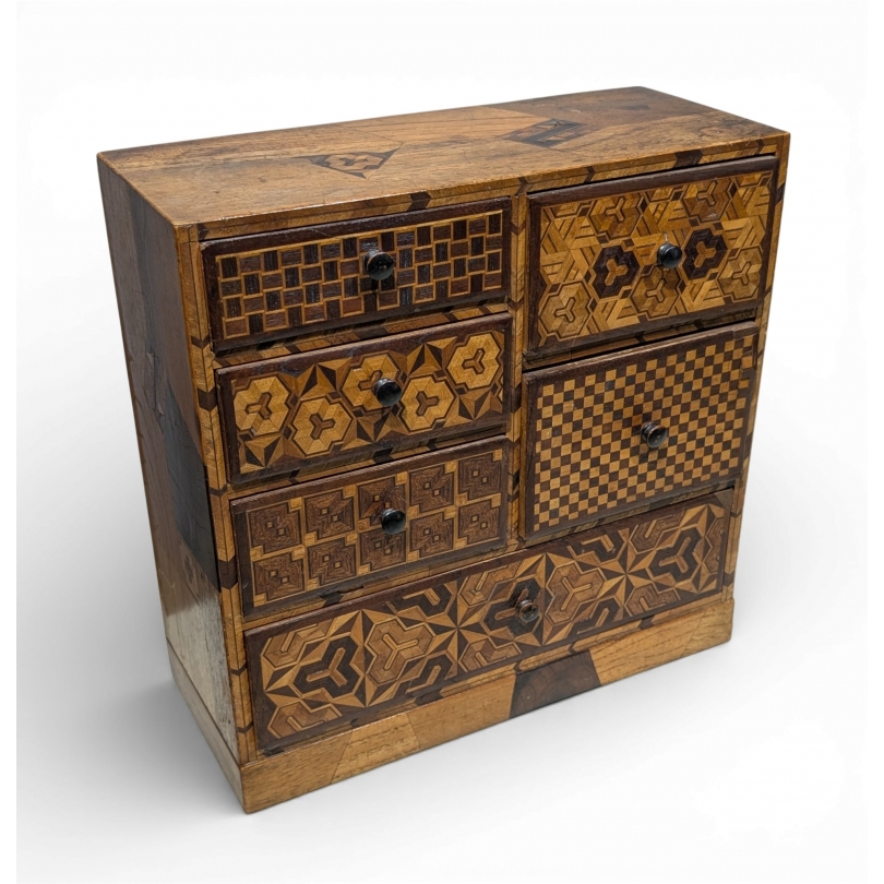 Cabinet miniature Tansu en marquetrie