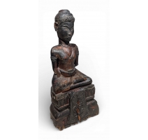 Bouddha assis en padamsana en bois sculpté
