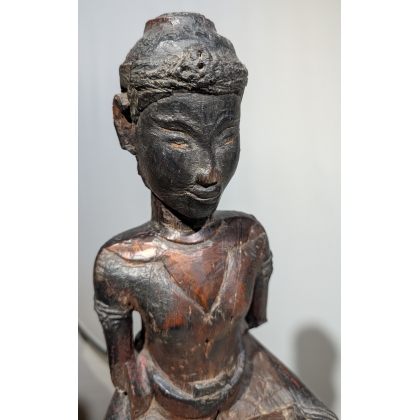 Bouddha assis en padamsana en bois sculpté
