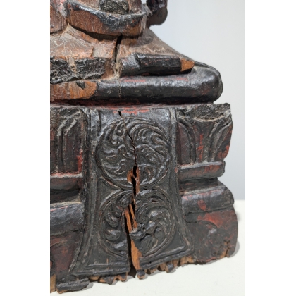 Bouddha assis en padamsana en bois sculpté
