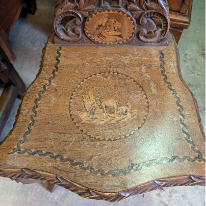 Escabelle de Brienz marquetée décor de chasseur