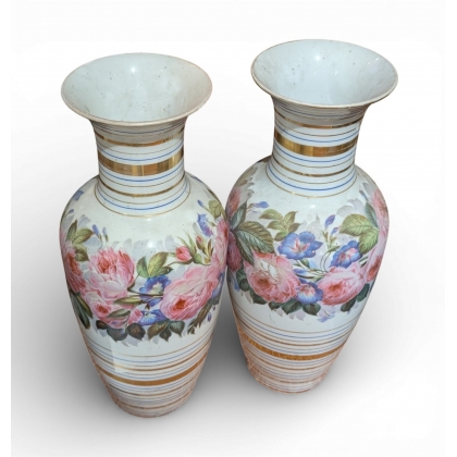 Paire de vases à décor de fleurs