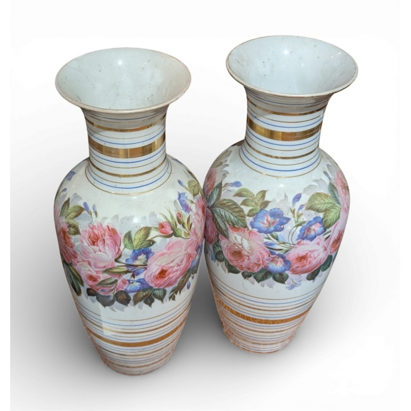 Paire de vases à décor de fleurs
