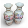 Paire de vases à décor de fleurs