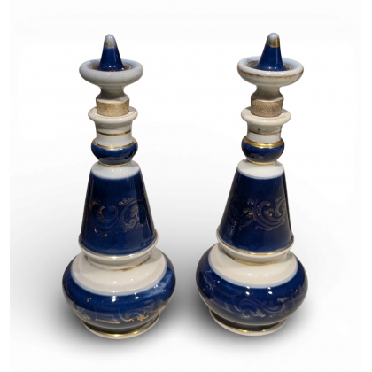 Paire de flacons en porcelaine de Bayeux