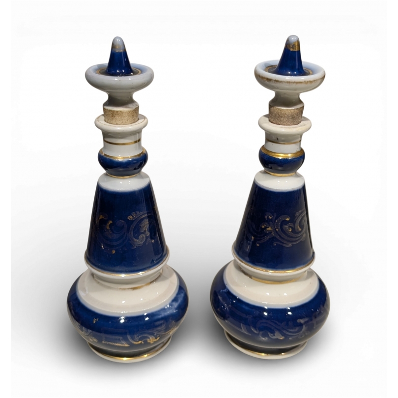 Paire de flacons en porcelaine de Bayeux
