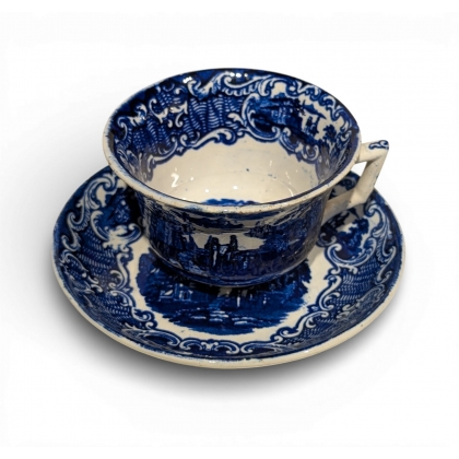 Tasse et sous-tasse en faience bleu-blanc