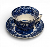 Tasse et sous-tasse en faience bleu-blanc