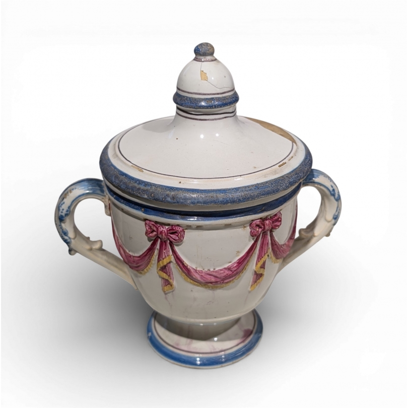 Urne couverte à anses en faience