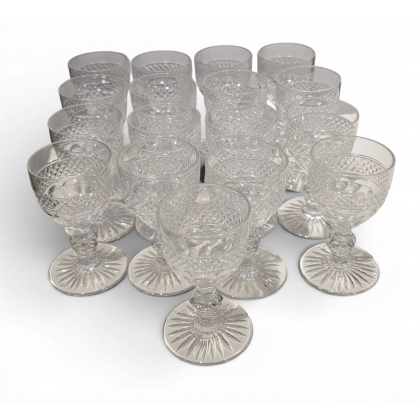 Lot de 17 verres à vin Trianon