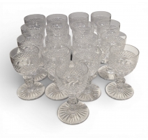 Lot de 17 verres à vin Trianon