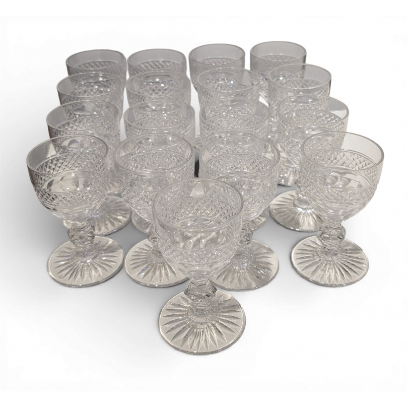 Lot de 17 verres à vin Trianon