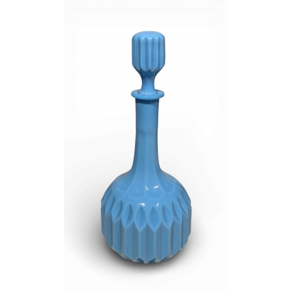 Carafe en opaline bleue