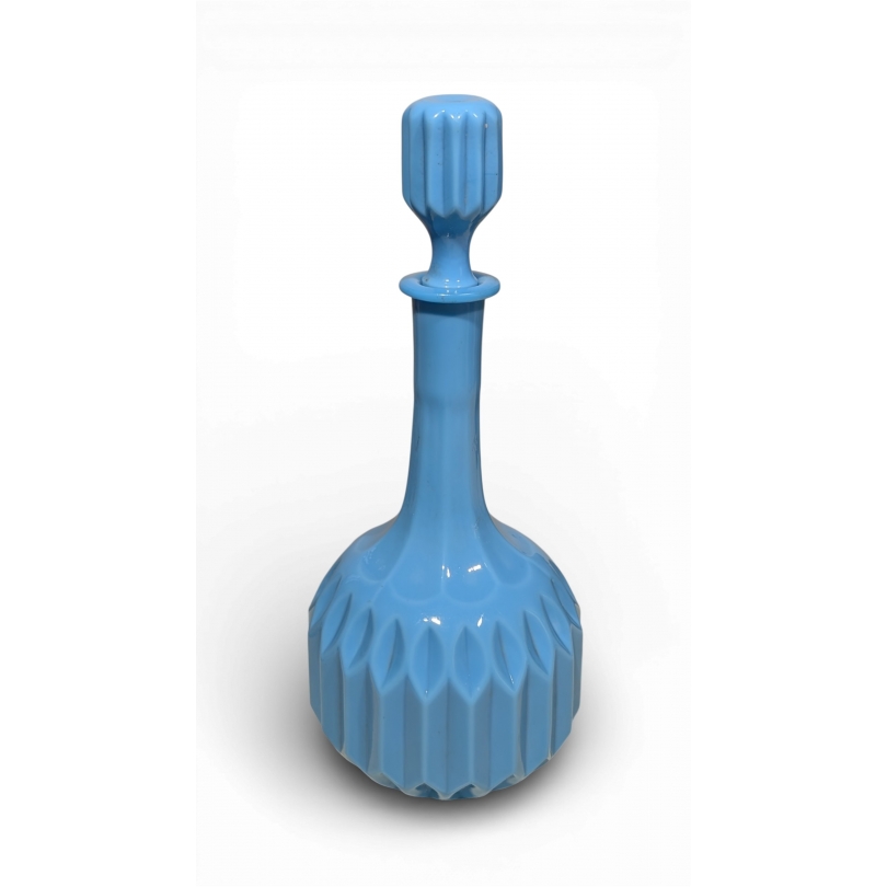 Carafe en opaline bleue