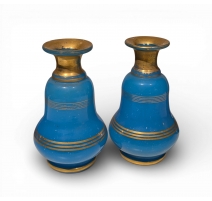 Paire de flacons en opaline bleue décor or