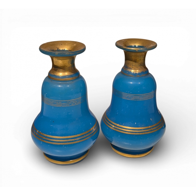 Paire de flacons en opaline bleue décor or