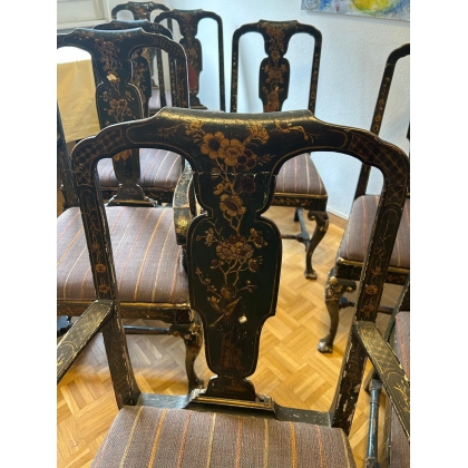 Suite de 10 chaises et 2 fauteuils bois laqué