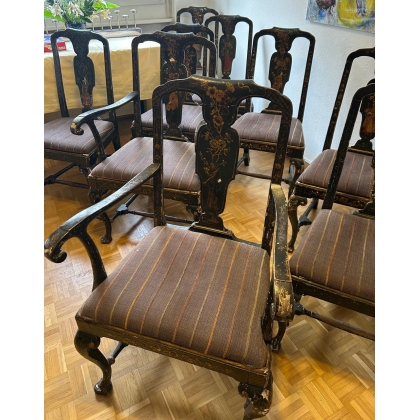 Suite de 10 chaises et 2 fauteuils bois laqué