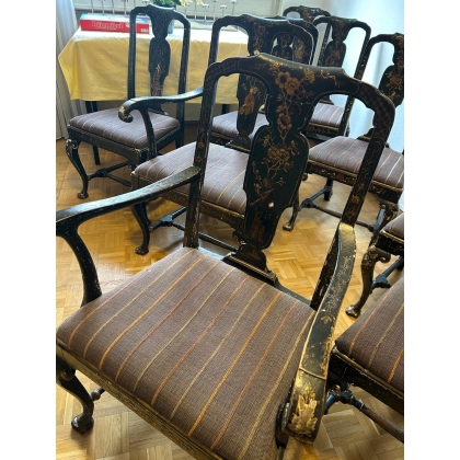 Suite de 10 chaises et 2 fauteuils bois laqué