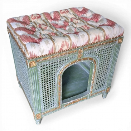 Niche à chien cannée, laquée verte et or