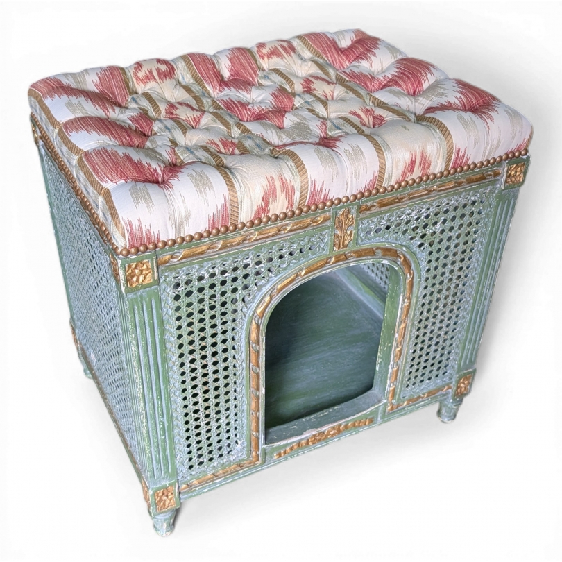 Niche à chien cannée, laquée verte et or