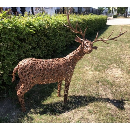 Cerf en tôle perforée
