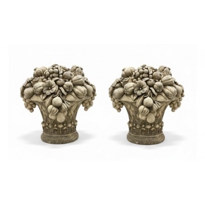 Paire de paniers de fruits en pierre sculptée