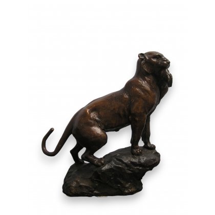 Bronze \"Lionne avec un lapin dans la