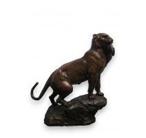 Bronze "Lionne avec un lapin dans la