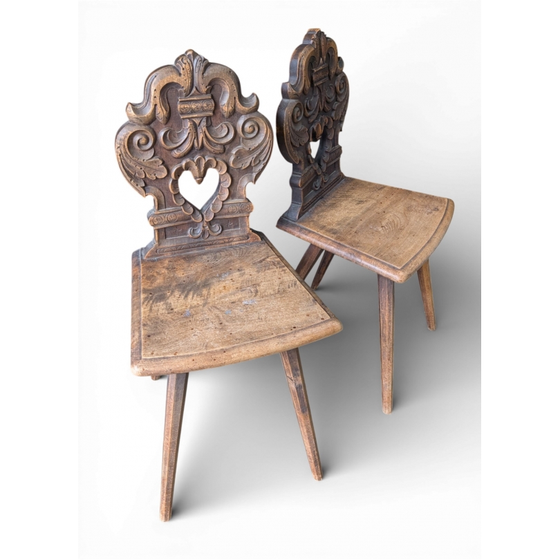 Paire d'escabelles sculptées