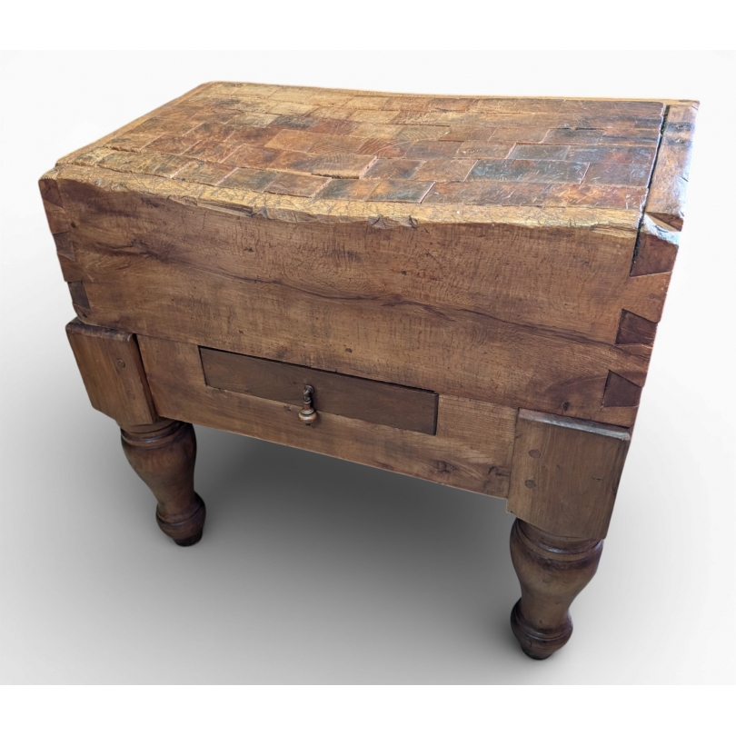 Billot de boucher vintage avec un tiroir